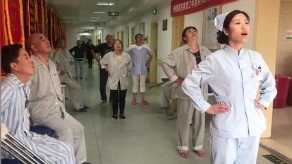 黑龙江中德骨科医院骨一科护士带领患者做康复锻炼
