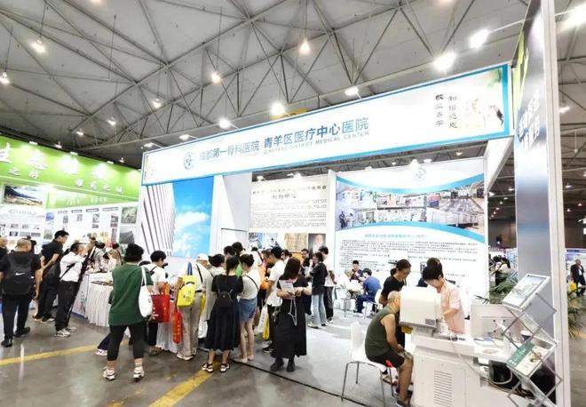 强势被围观!成都一骨拿手绝活“睛”艳四川健博会!