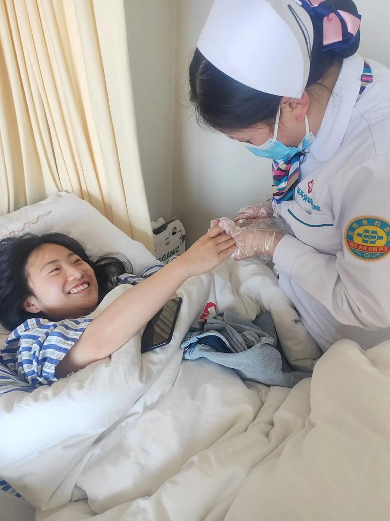 在昆明骨科医院，她们是天使也是凡人——记录骨伤医院护士的护理工作